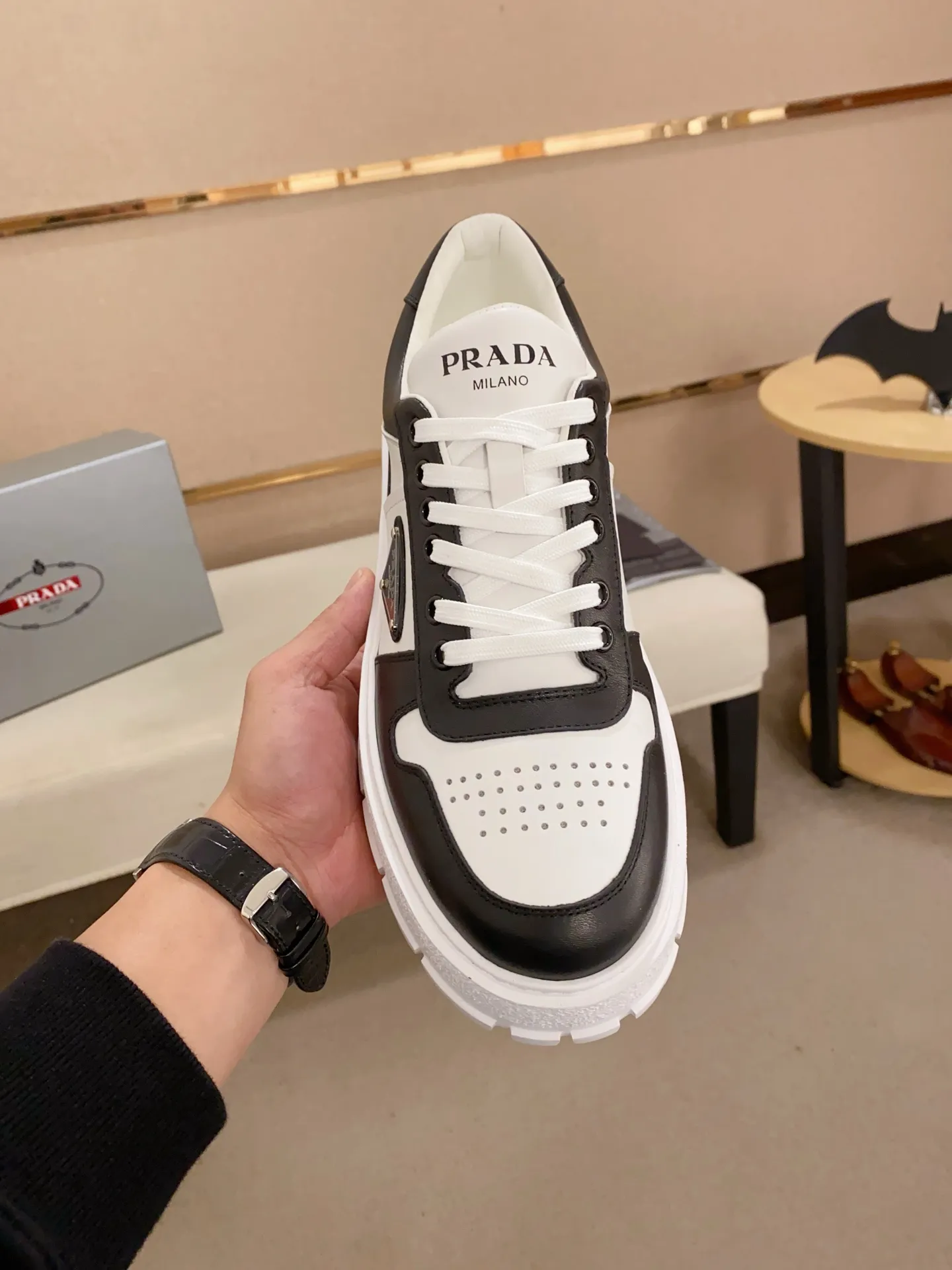 Men's shoes💰 620💰 ✔️✔️✔️Higher version High-quality new PRADA counters are launched simultaneously. The new men's shoes and 😘fabrics are selected from first-layer cowhide and are made by pure handicrafts. Lining: Full cowhide lining. 👍🏿 High-end ☄️ air-cushion molded anti-slip rubber outsole, exquisite lines, simple and elegant, comfortable and high-end for leisure travel. Code number: 38 to 44